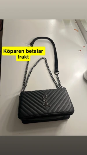 Svart quiltad YSL axelväska med kedja - Snygg svart axelväska från YSL använt fåtal gånger. 