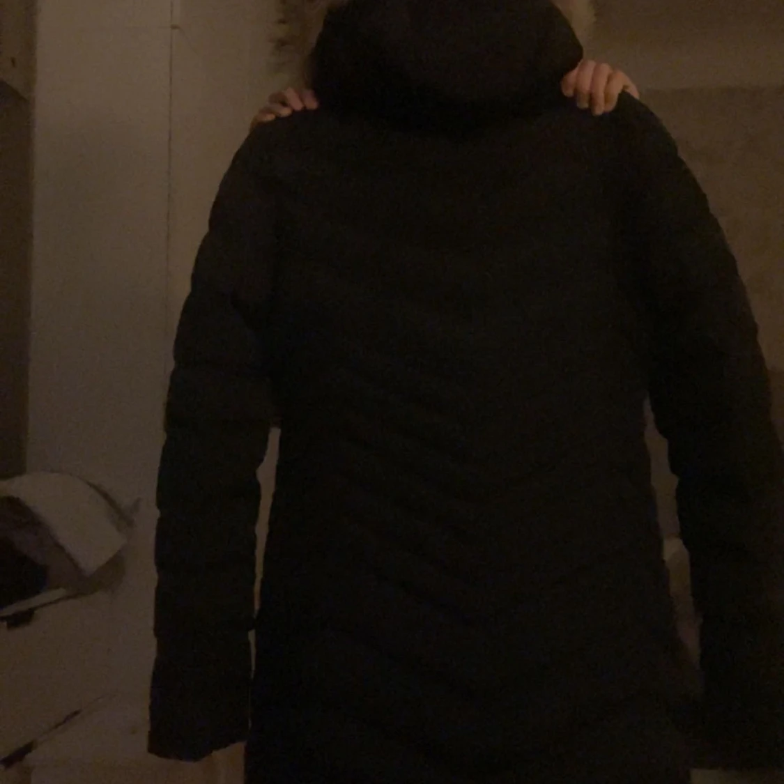 Svart Moncler dunjacka med päls - 2