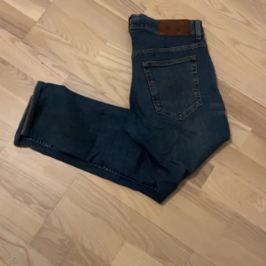 Tiger of Sweden - Klassiska Tiger of Sweden jeans i mörkblå tvätt med rak passform. De passar perfekt för dig som gillar vinter. Skriv ner prisförslag på jeansen som vi kan komma överens till