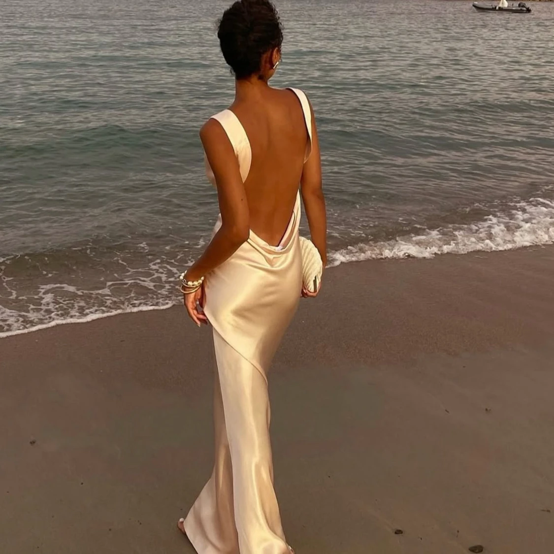 Champagnefärgad långklänning i satin