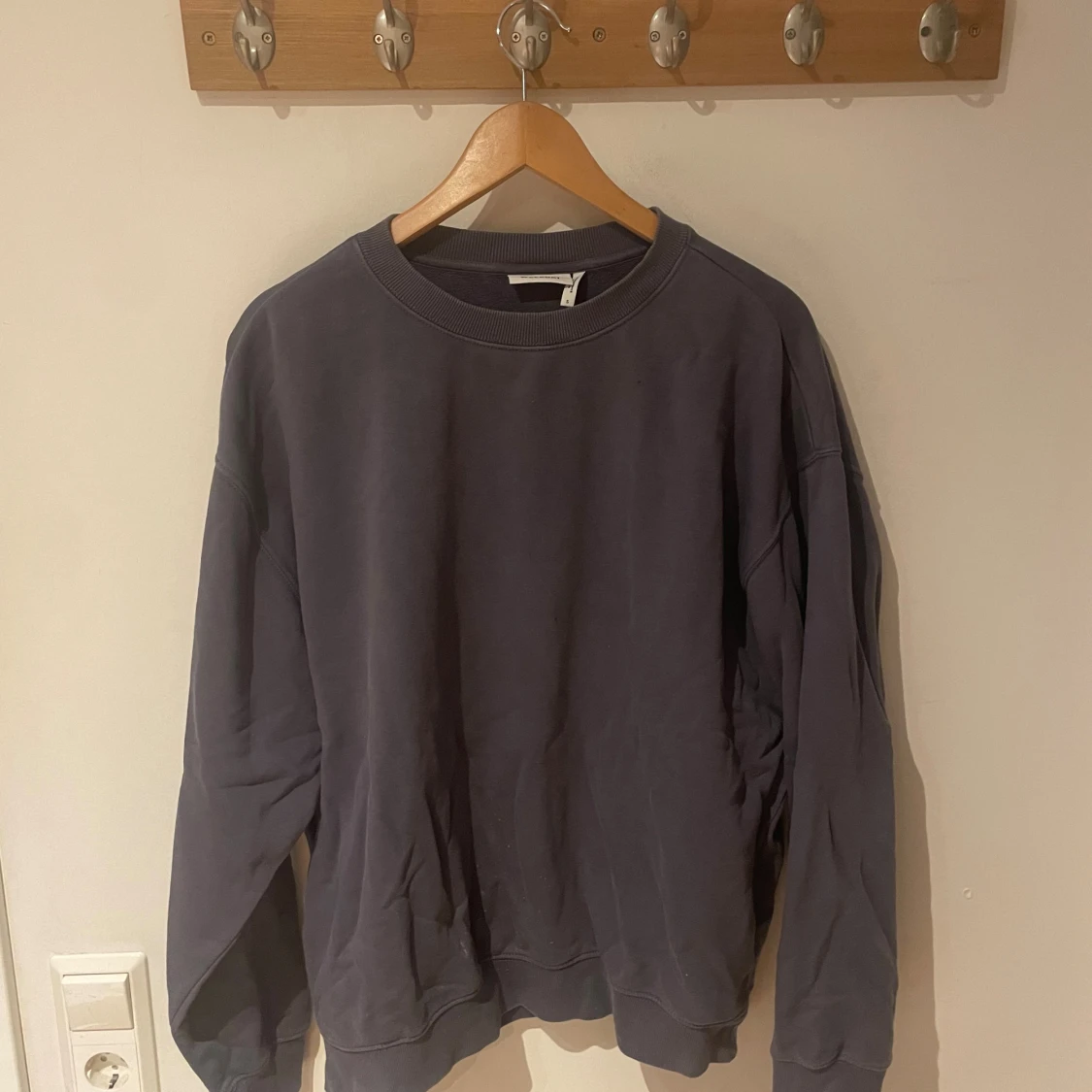 Mörkgrå sweatshirt från Weekday