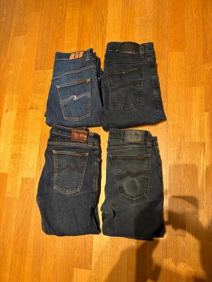 4 par nudie jeans till galet bra pris - Sjukt bra pris. Perfekt för dig som vill sälja vidare eller använda privat.😁