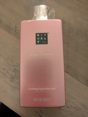 Rituals The Ritual of Sakura diskmedel - Rituals The Ritual of Sakura soothing liquid dish wash med doft av ris och körsbärsblom. Kommer i en snygg rosa plastflaska på 400 ml med elegant design och silverdetaljer. Perfekt för dig som gillar lyxiga produkter till köket. Helt ny.