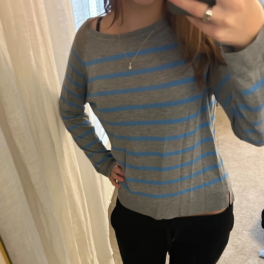 Grå och blå randig tröja - 1