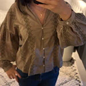 Beige broderad skjorta från Zara - Supersnygg beige/mörkgrön blus som är ett perfekt alternativ till skolan eller jobb
