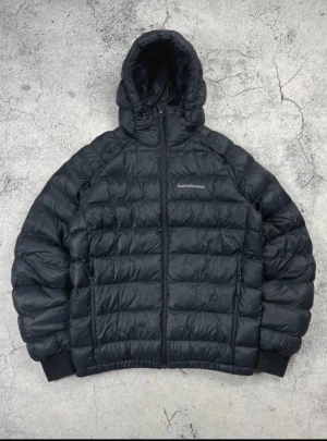 Peak Performance TOMIC HOOD M VINTERJACKA    - Skick 10/10 använd 1 vinter.  Nypris 3199 :-     mitt pris 1499 :-     Hör av er vid funderingar eller andra intressen 👋👋