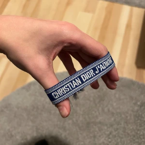Blått Christian Dior armband - Ett sprillans nytt Dior armband i tyg. Riktigt fett armband som passar alla och i justerbar storlek! ☺️🙌