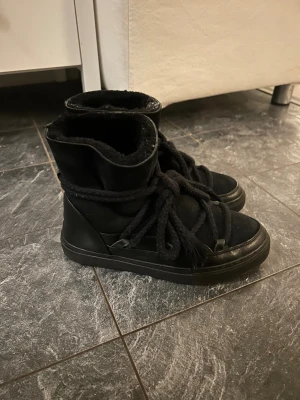 Inuikii - svarta inuikii vinterskor org pris 2999kr