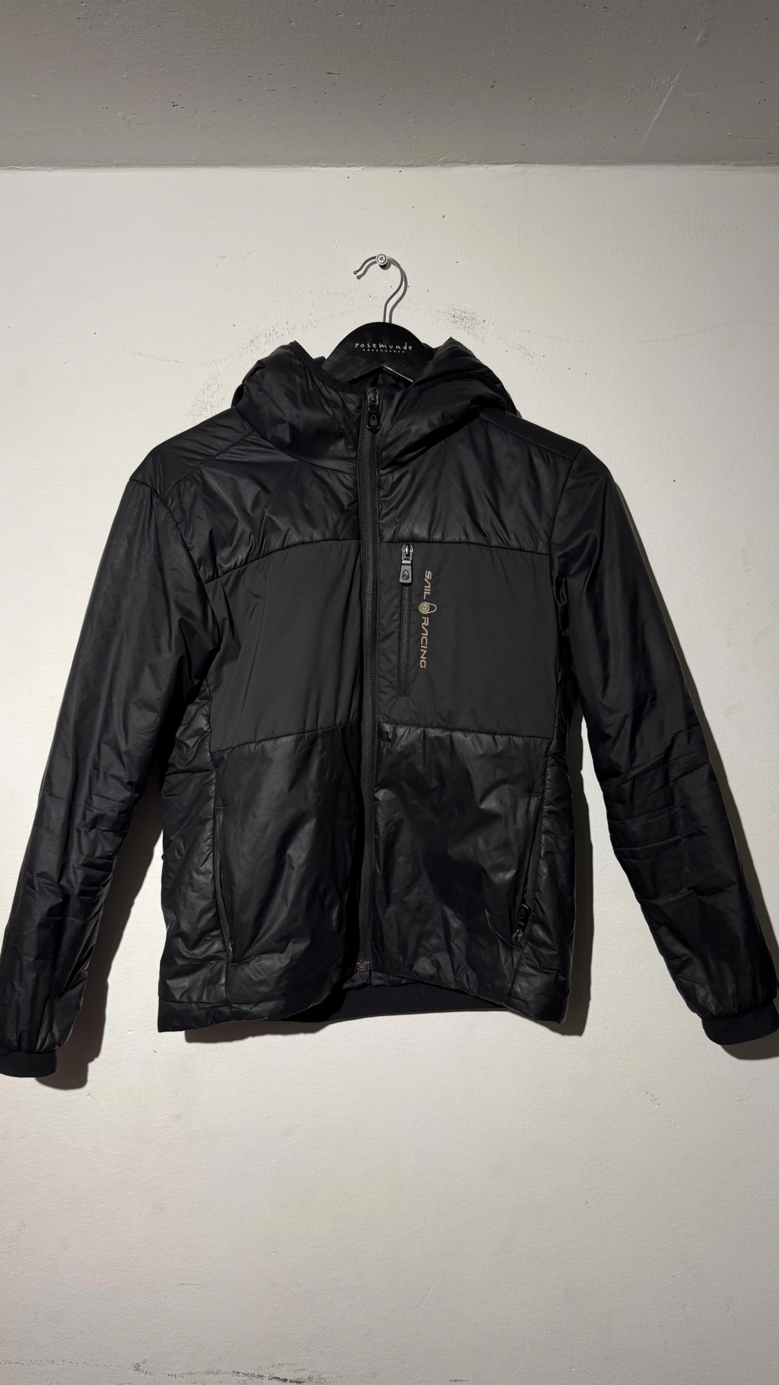 Svart pufferjacka från Sail Racing