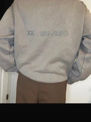 Tröja  - En mycket mysig och fin tröja, som passar perfekt till vardagstil. 