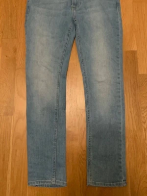 Pier-one ljusblåa raka jeans - Snygga ljusblå jeans med klassisk femficksdesign och raka ben. Jeansen har en enkel look utan slitningar eller mönster, och är tillverkade i mjukt denimtyg. Passar dig som gillar en clean och avslappnad stil.