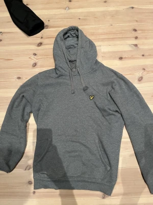 Lyle scott hoodie - Väldigt bra skick. Strl M. Passar en som är runt 175-183. Kan sälja till 240 vid en snabb affär!