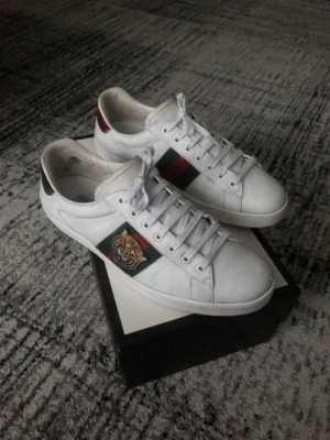 Gucci Ace Tiger - | Gucci Ace Tiger| | Storlek: 10 (sitter som 43-44 | Skick: 8/10| Medföljer: två dustbag, box och vykort| Frågor eller funderingar tveka inte på att höra av dig!
