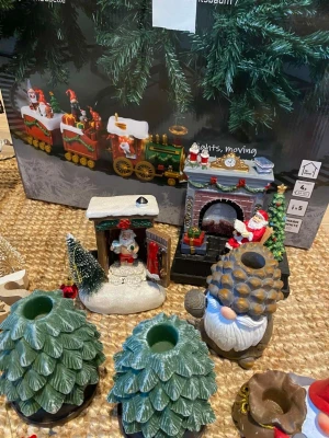 Juldekorationer julsaker Christmas  -  juldekorationer, konstgjorda granar och prydnadsföremål , jultåg med belysning. 