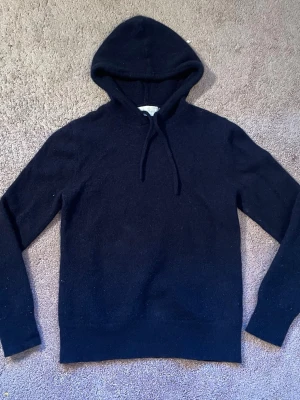 Sayless cashmere tröja - Cashmere/Kashmir hoodie från Saylessi mörkblå färg . Gjord i 100% Kashmir. Passar någon runt 158