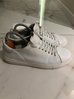 Axel Arigato Clean 90 Vita - Säljer ett par Axel arigatos Clean 90 Helvita, storlek 42