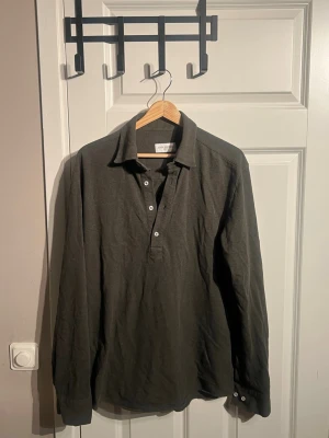 Mörkgrön skjorta John Henric - Säljer en mörkgrön skjorta från John Henric i storlek M. Om du har mer frågor eller vill se mer bilder är det bara att fråga