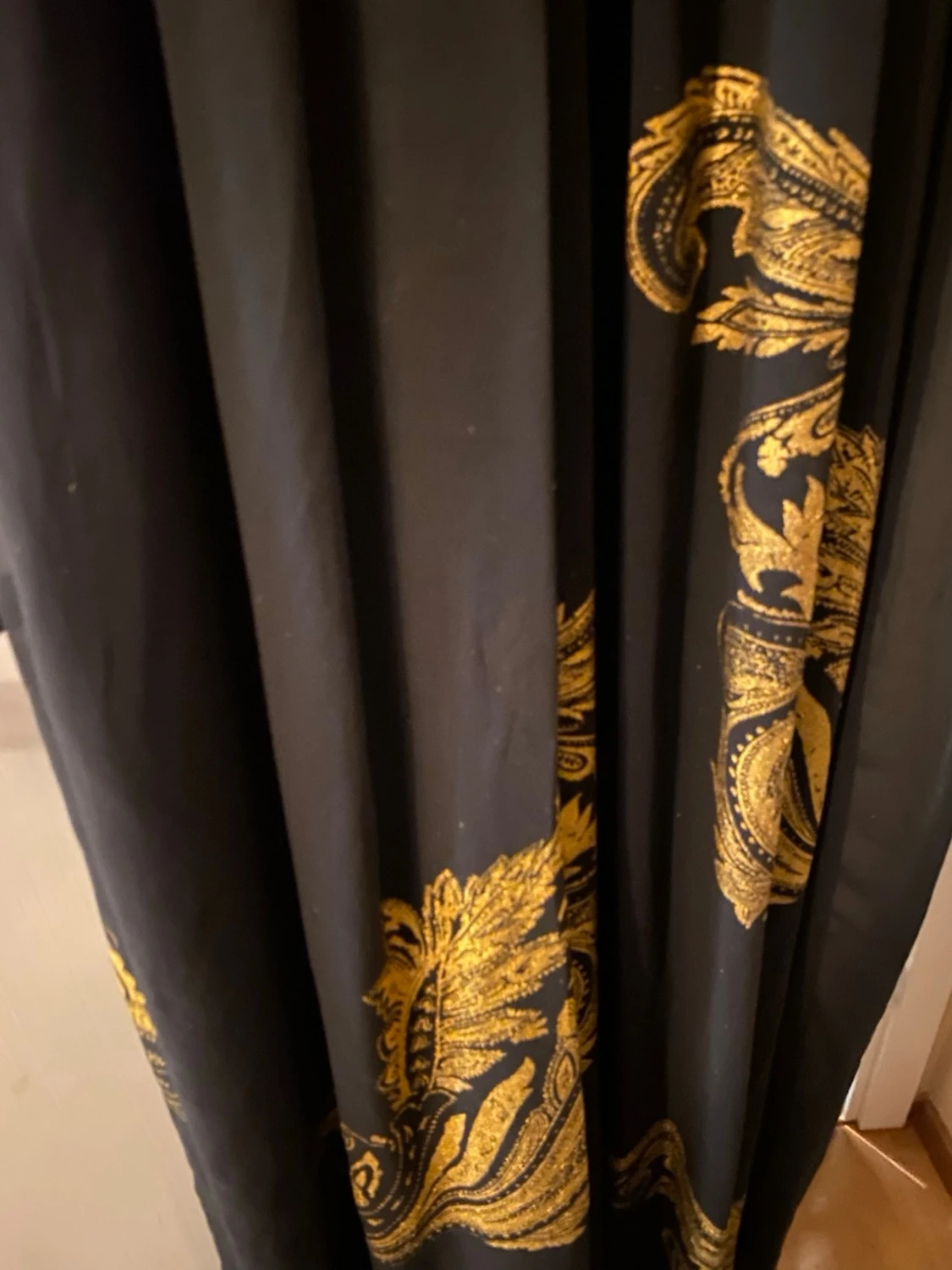 Svart långklänning med guldmönster - 2