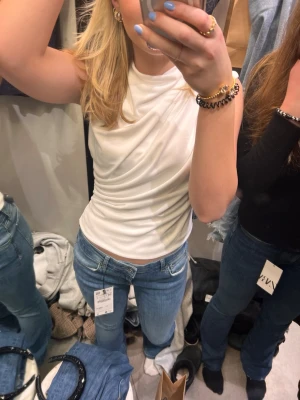 Vit omlott linnetopp med drapering - Skitsnygg linnetopp perfekt för fest. Knappt använd och jätte fint skick. 