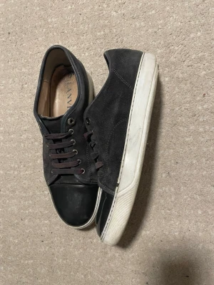 Gråa Lanvins - Säljer nu dessa Lanvins eftersom dom inte kommer till användning så mycket. Skorna är inte toppskick men har fortfarande mycket kvar att ge. De finns vissa defekter på skorna( skriv för fler bilder). Ingen box eller dustbags ingår. Vid minsta fundering är det bara att höra av sig.