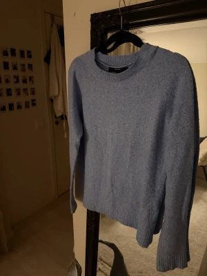 Ljusblå stickad tröja från Vero Moda - Mysig ljusblå stickad tröja från Vero Moda i storlek M. Tröjan är knappt använd & inte min stil längre. 