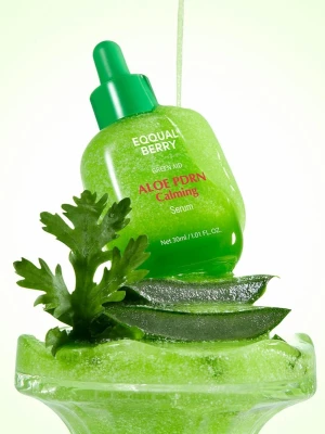 Eoqual Berry Aloe PDRN Calming Serum - Fräsch grön ansiktsserum med aloe och PDRN, perfekt för att lugna huden. Kommer i en rund glasflaska med grön pipett för enkel applicering. Innehåller 30 ml. Ger en återfuktande och svalkande känsla.