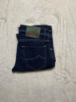 Jacob Cohën Jeans W30 - Hej! Säljer nu dessa jättefeta Jacob Cohën Jeans i storlek 30. De är i utmärkt skick. Modellen är style 622. Ordinarie pris: ca 6000 kr. Hör av dig om du undrar något! Mått 📐: Midja - 40 cm. Längd - 107 cm. Pris kan diskuteras. 