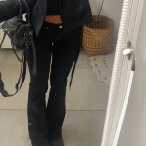 Bootcut jeans - Lånad bild, skriv för egna! 💕 Snygga bootcut jeans från Gina Tricot som liknar de på bilden. Väl använda men fortfarande i fint skick! Säljer då jag inte använder de längre.
