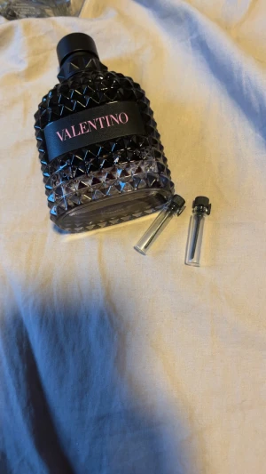 1,3,5 ml  sample på valentino born in Roma intense - Denna doft är väldigt god med mycket lavendel, perfekt för det kallare vädret, jag säljer 1,3 och 5 ml samples men självklart kan man köpa fler samples av samma doft, kolla gärna in mina andra annonser och skriv frågor om ni har någon.
