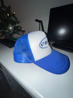 Starlight keps - Blå vit starlight keps väldigt snygg. Priset kan inte  diskuteras fraktas 1-2 arbetsdagar. Säljs inte längre. Ny pris 349!!