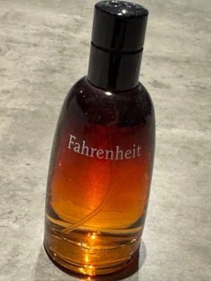 Fahrenheit Eau de Toilette 50ml - Fahrenheit från Dior, Eau de Toilette, 50 ml. Tillverkad i Frankrike. En ikonisk parfymflaska som passar dig som vill sticka ut med stil.