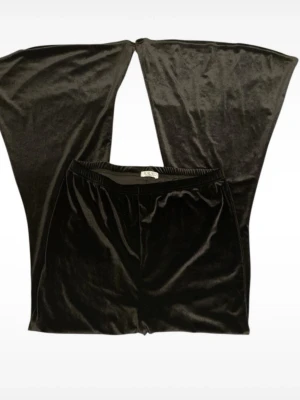 Gothic vida svarta sammetsbyxor - Säljer ett par svarta byxor i mjuk sammet med breda ben. Byxorna har resår i midjan för extra komfort och en riktigt snygg glans i materialet. 