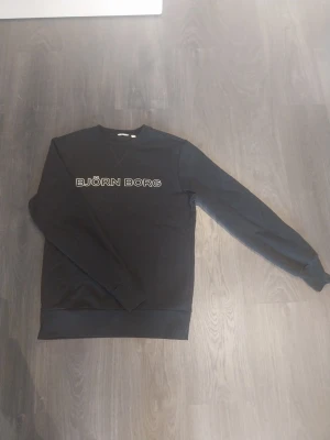 Björn Borg Sweatshirt - Säljer nu min svarta Björn Borg långärmade tröja för den inte kommer till användning. Den har bara använts 1 gång och där med är den i nyskick. Den är i storlek S som passar mellan 175-185 för det är stretchigt matreal.