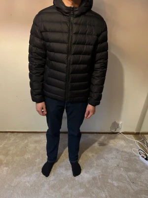 Colmar jacka 50 - Svart Colmar jacka i storlek 50 (M), säljes för att den inte kommer till användning. Nästintill nyskick knappt använd. 9/10 skick 