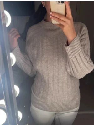 Beige stickad tröja  - Säljer en beige stickad tröja från H&M eftersom jag inte använder det.   Skriv i privat för fler bilder/frågor!