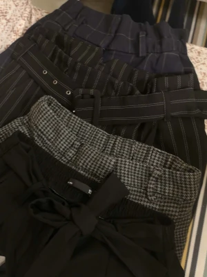 Byxor paket - Svarta byxor från 157 i storlek S med elastisk midja och snyggt knytband framtill. Byxorna har en rak passform och är perfekta för dig som gillar en enkel men stilren look. Materialet känns mjukt och bekvämt mot huden.