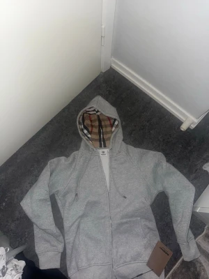 Burberry zip up - Säljer en helt ny burberry kofta har knappast använt den och varan är på en mycket bra skick