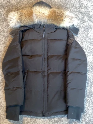  Canada Goose parkas med päls -  Hej, denna jackan är helt ny. Köpte den två månad Typ början av vinter vill sälja den för vill ha en annan jacka istället. Det finns i Malmö så om du bor nära kan du komma och kolla på den skriv gärna med mer information.