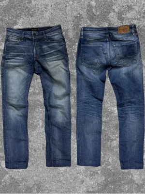 Jack and Jones Jeans med skön wash - Trendiga och schyssta. Inga defekter, skriv vid fundering. Mått: A:39cm B:66cm C:23cm D:20cm C:17cm 😊