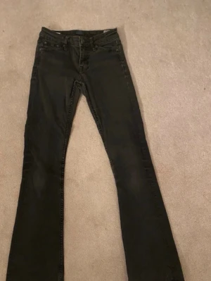 Low waits jeans  - Supersnygga jeans ifrån Crocker, de är bootcut och lowwaist! Jag har sprätt upp dom där nere så de blir längre, jag är 1,64 och de passar perfekt på mig!💕