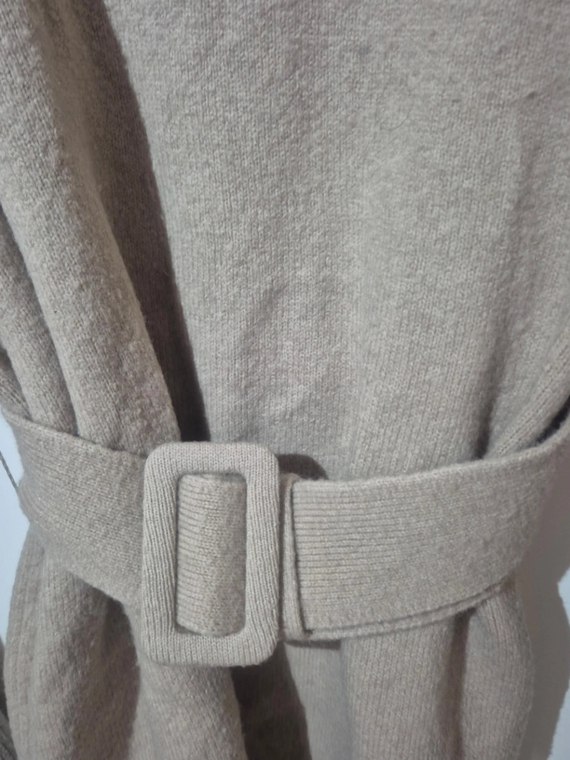 Beige klänning med bälte - 1