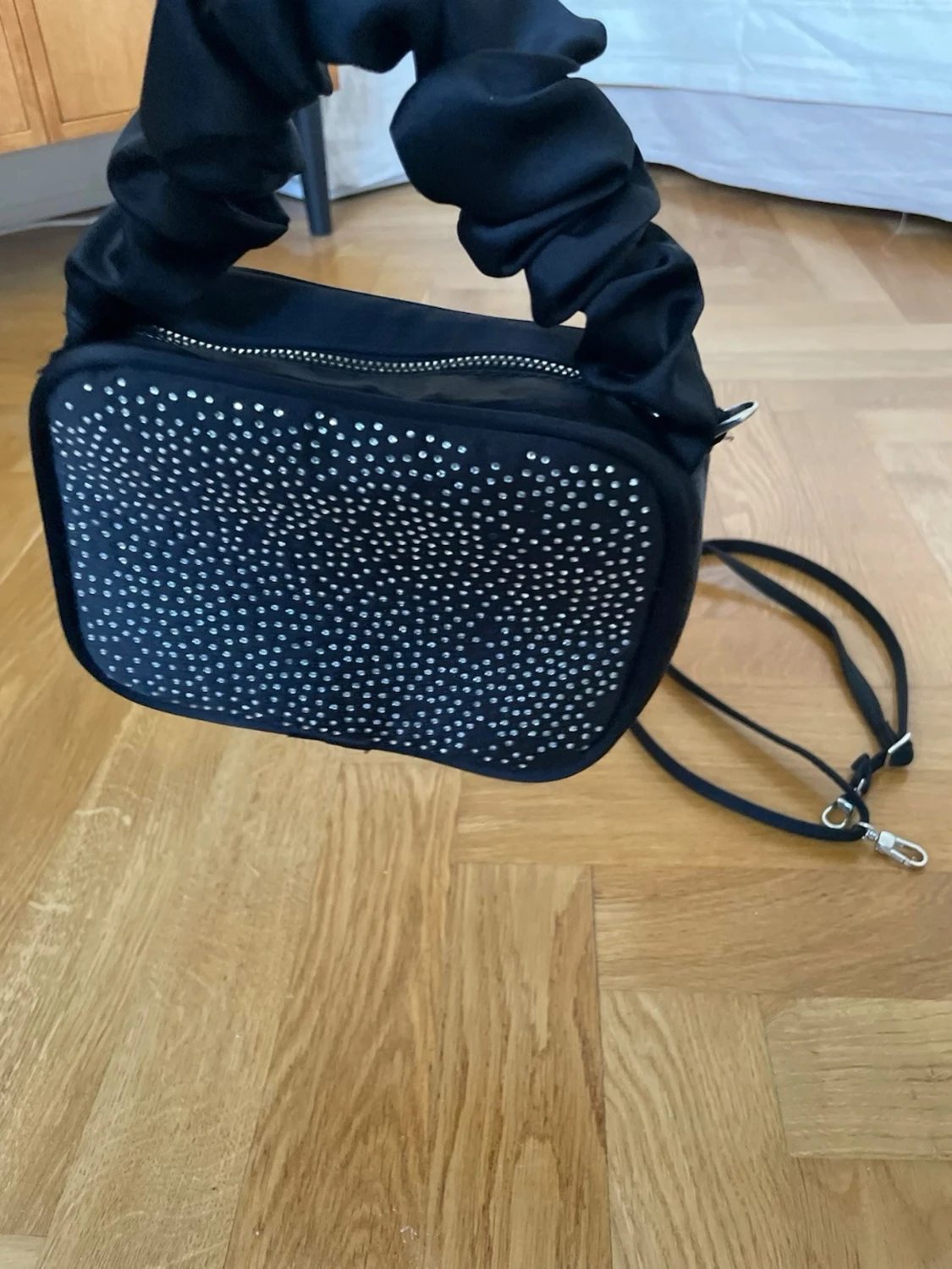 Svart handväska/axelväska med strass - 2