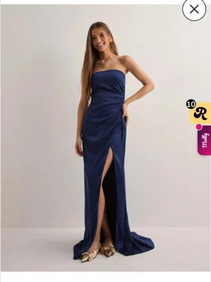 Marinblå axelbandslös långklänning - Säljer min jättefina balklänning, endast använd en gång. Skriv gärna till mig om ni har nån fråga!❣️❣️