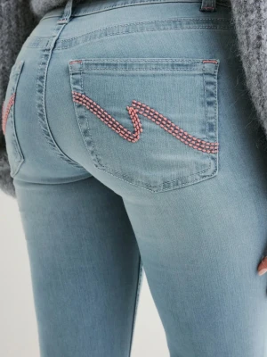 Ljusblå jeans med rosa detaljer - Säljer dessa jeans från Nelly då de inte kommer till användning längre! Använd några gånger men är i jättebra skick. De är uppsydda, så passar någon upp till runt 165 skulle jag tippa på! (Längden är ungefär som om man köper short modellen). Orginalpris 699;-, tar ett lite billigare pris eftersom de är uppsydda💕Hör av dig vid frågor eller för fler bilder💕