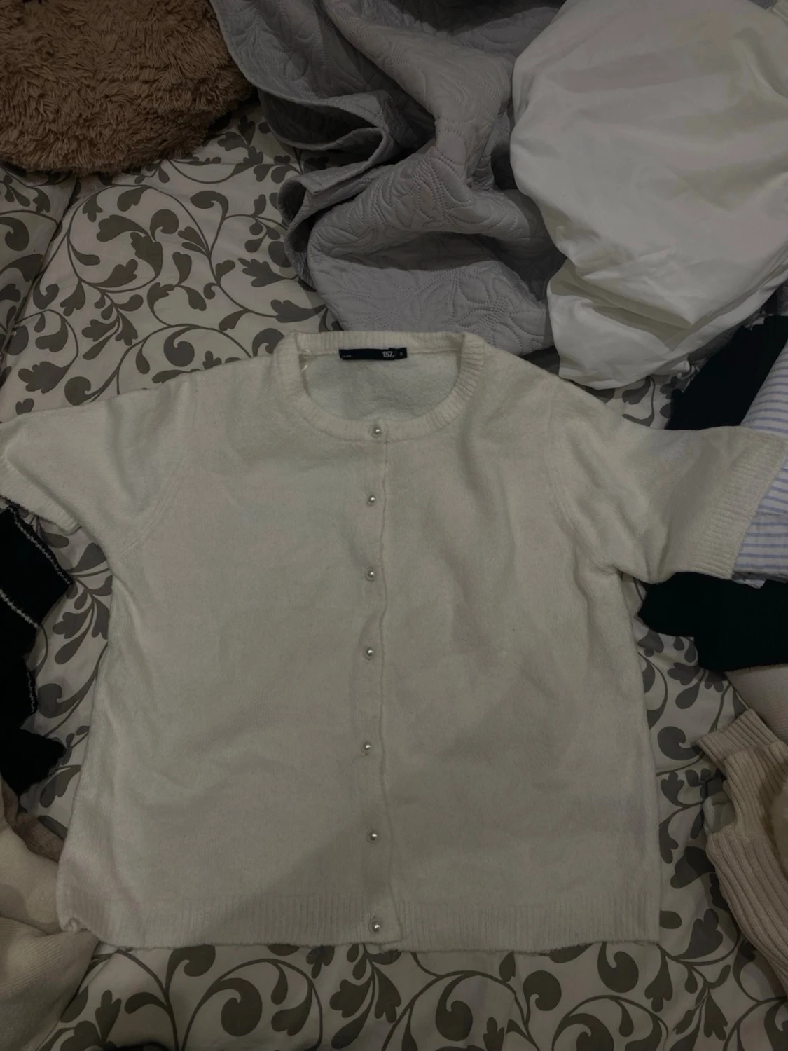 Vit kortärmad kofta med pärlknappar