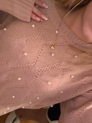 Stickad tröja med pärlor  - Stickad tröja med pärlor storlek M 