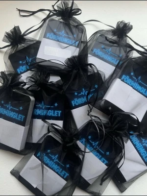 Kortspel förfester - Kortspel perfekt för fester och förmingel! Innehåller 40 kort med kategorierna ”pekleken, jag har aldrig, utmaningar och diskussionfrågor!” Fyra olika festspel i en o samma 😍🙌🏼.  Sneakpeek bild 2!                                                gjorda av oss på Flipit UF (Instagram), direkt från produktion och i originalförpackning! 