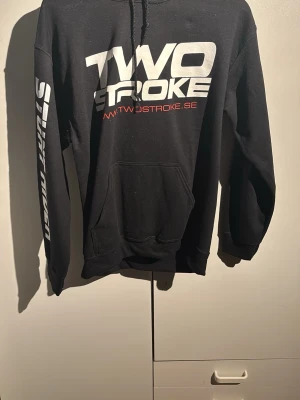 Two stroke hoodie - Har aldrig använt den och vill nu sälja. Säljer en two stroke hoodie som är i storlek M. Det är otroligt skönt material och passar bra på dig som ska köra cross-moppe i sommar.
