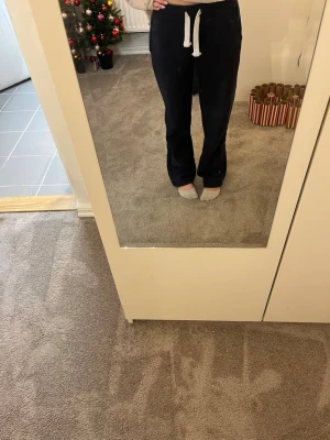 Russemerch byxor - Säljer min russemerch för 300 kr. De var lite stora för mig men ska egentligen sitta lite tajtare.  Tänker inte sälja dem för mindre än 300💕De har inte används mycket