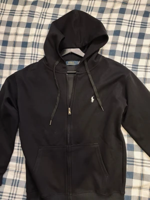 Svart Ralph luaren hoodie - Svart Ralphluaren hoodie med vit logga i M. Knappt använd priset är inte huggit i sten vid snabb affär.